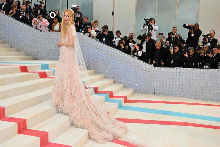 Nicole Kidman no Met Gala com vestido Chanel vintage usado no comercial de 2004 da fragrância Chanel nº5