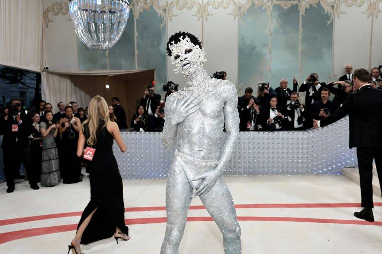 Lil Nas X surpreende no Met Gala e internautas comparam look com 'Freddie Mercury Prateado'