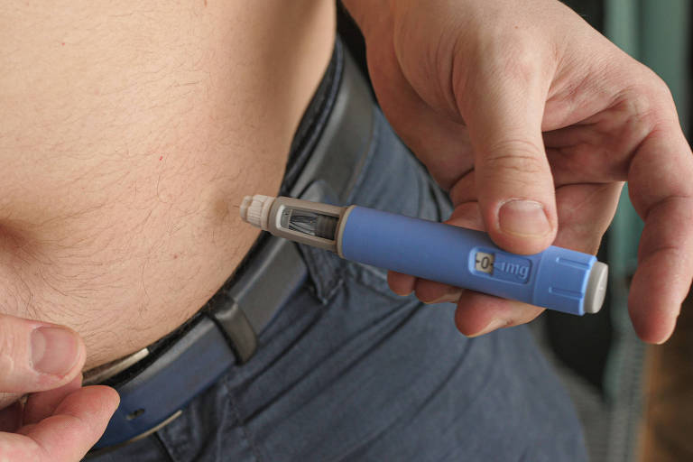 homem gordo obeso injetando Semaglutide Ozempic injeção controle os níveis de açúcar no sangue