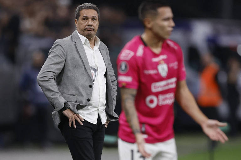 Vanderlei Luxemburgo à beira do gramado da Neo Química Arena em sua estreia pelo Corinthians