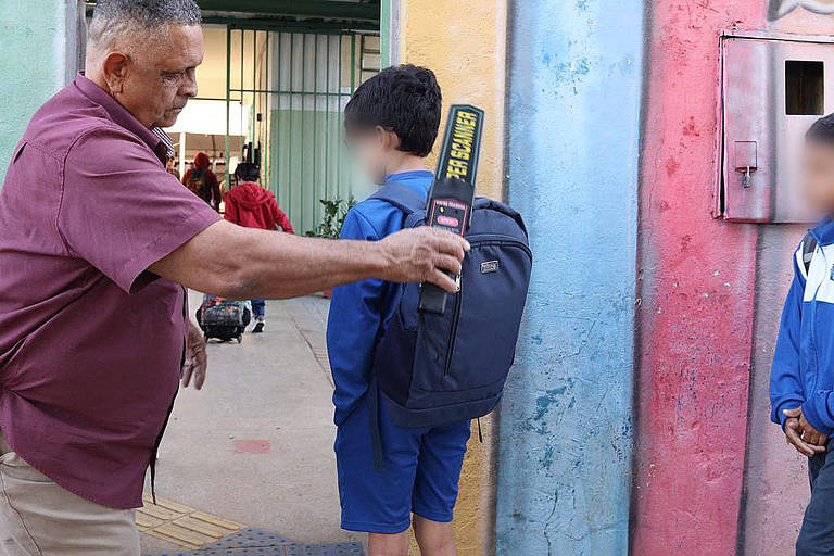 Escolas de Goiânia passam a usar detectores de metal em mochilas de alunos