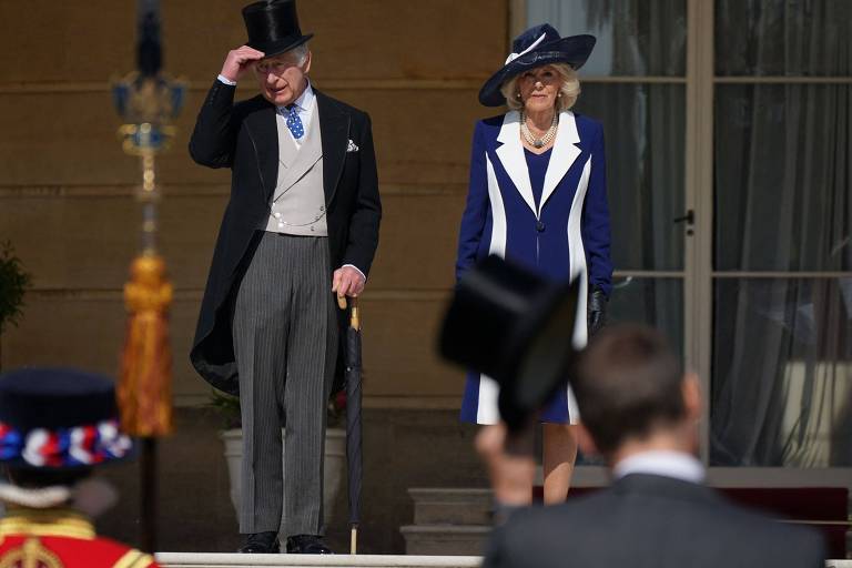 O rei Charles 3º e sua esposa, a rainha Camilla, recebem convidados para festa nos jardins do Palácio de Buckingham 