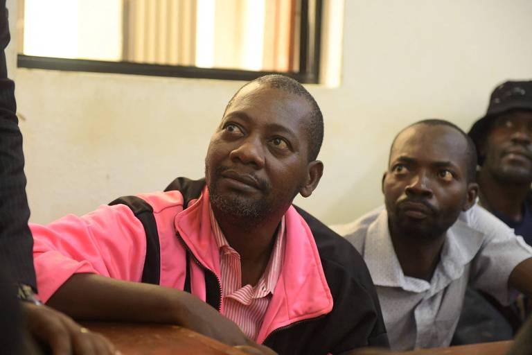 O autoproclamado pastor Paul Mackenzie, ao centro, acusado de incitar seguidores do culto que fundou a jejuar até a morte, em um tribunal em Malindi, no Quênia