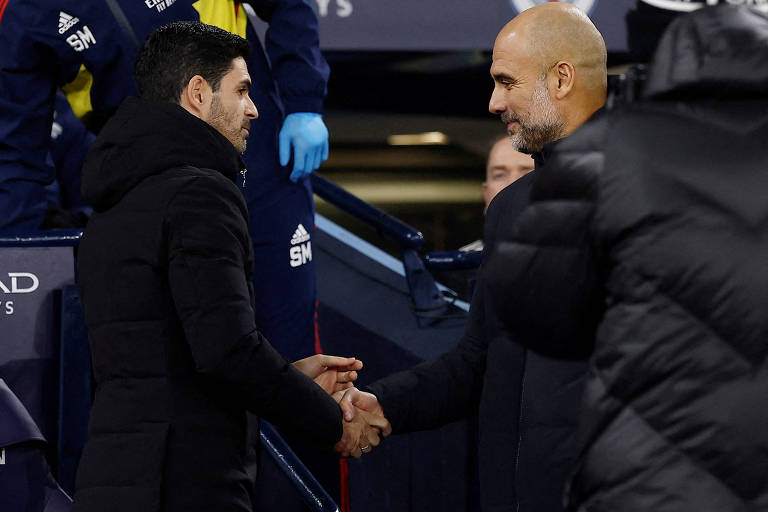 Pep Guardiola (à dir.) cumprimena Mikael Arteta antes de partida entre Manchester City e Arsenal, pela Copa da Inglaterra