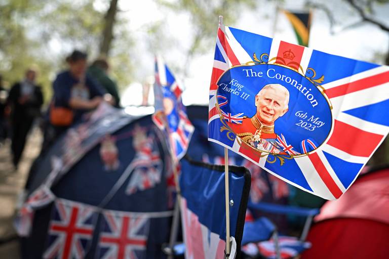 Cacique Cobra Coral está em Londres para evitar chuva durante coroação de Charles 3º