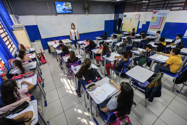 Estudantes assistem a aula