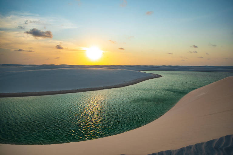 Pôr do sol nas lagoas do Parque Nacional dos Lençóis Maranhenses