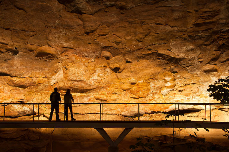 Turistas em passarela durante visitação noturna do Boqueirão da Pedra Furada, no Parque Nacional da Serra da Capivara