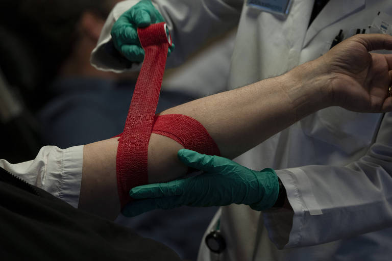 Paciente doa sangue em hospital de Seattle, nos EUA