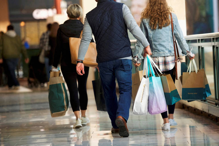 Consumidores carregam sacolas de compras em shopping na Pensilvânia, nos EUA 