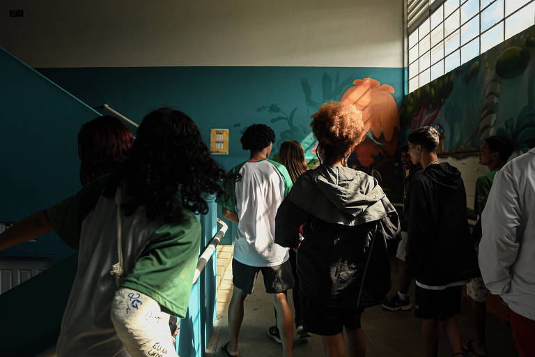 Alunos entram para as aulas na escola estadual Primo Bitti, em Aracruz (ES) 