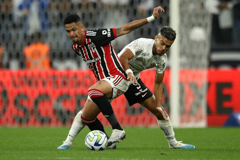 Luciano e Fausto Vera disputa a bola durante clássico entre Corinthians e São Paulo