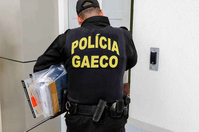 Agente do Gaeco de costas