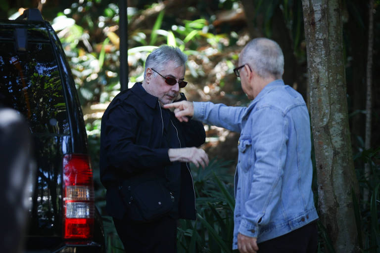 Roberto de Carvalho, João Lee e Beto Lee chagam à missa de sétimo dia da cantora Rita Lee na Paróquia São Pedro e São Paulo