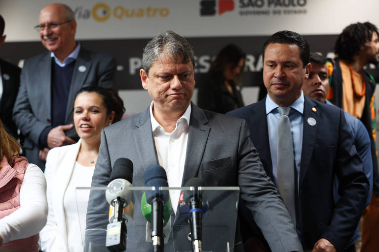 O governador do estado de São Paulo, Tarcísio de Freitas (Republicanos),  junto com alunos, professores, amigos e parentes, fazem homenagem na estação Vila Sônia, a professora Elisabeth Tenreiro, morta no ataque à escola Thomazia Montoro