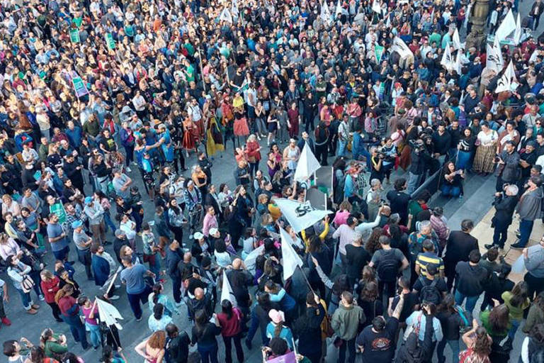 Ato em frente ao Teatro Municipal, em São Paulo, em defesa do Sesc e do Senac