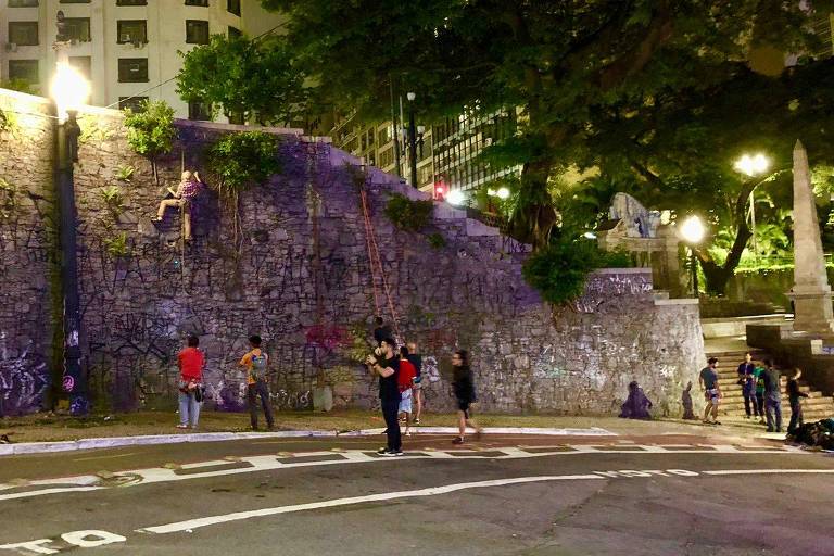 Grupo se reúne para escalar o paredão que sai do Largo da Memória, na região central de São Paulo