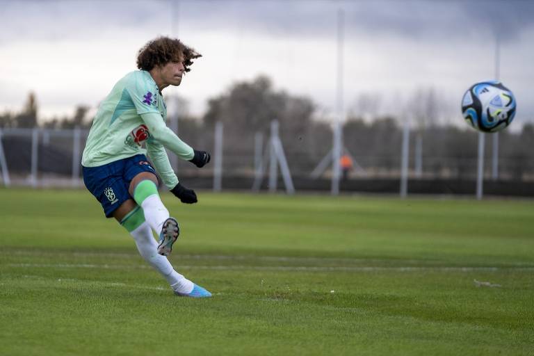 O canhoto Biro chuta a bola em treino da seleção sub-20 para o Mundial na Argentina