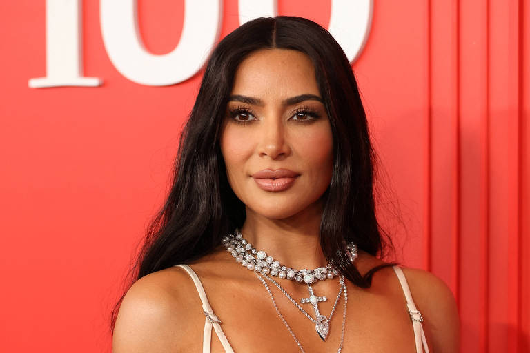 Kim Kardashian diz que rotina corrida com os filhos a faz chorar até dormir