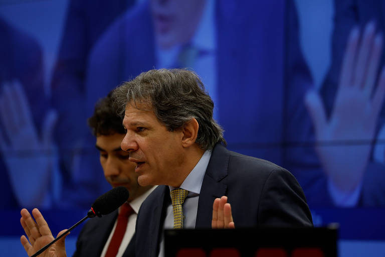 Ministro da Fazenda, Fernando Haddad, ao lado do secretário-executivo da pasta, Gabriel Galípolo