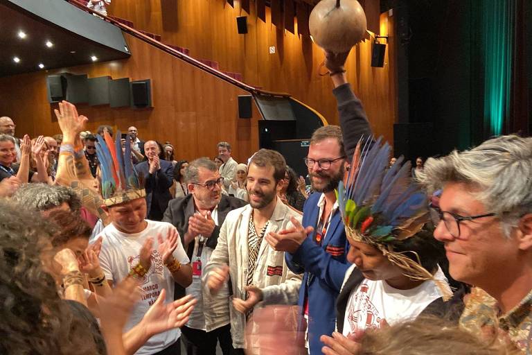 Equipe do filme 'A Flor do Buriti' durante sessão de estreia do filme no Festival de Cannes