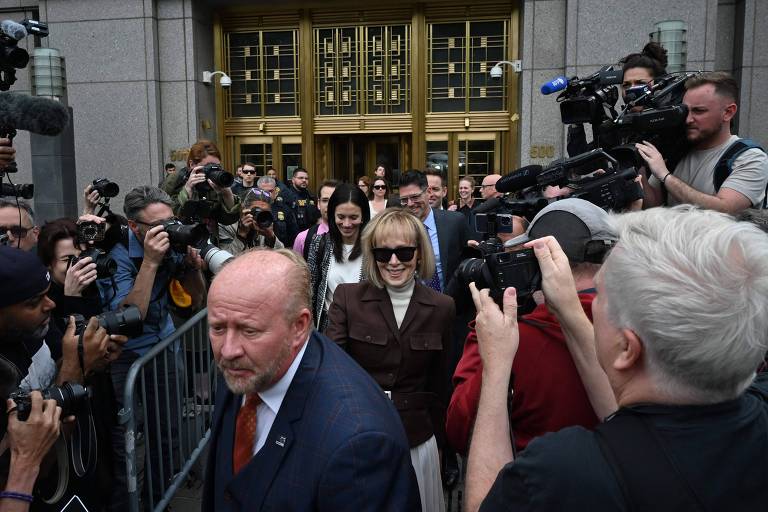 A jornalista Elizabeth Jean Carroll deixa corte de Manhattan, em Nova York, após julgamento de caso envolvendo Donald Trump