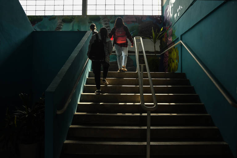 Alunos na escada da escola estadual Primo Bitti, em Aracruz, no Espírito Santo 