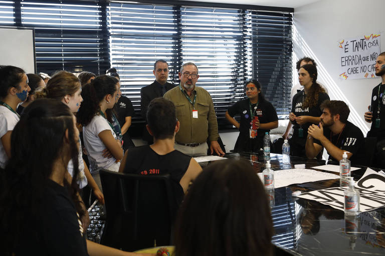 Um dos Diretores da fundação casa discursando para estudantes em sala 