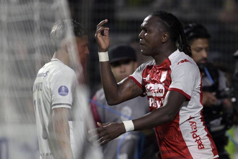 Hugo Rodallega reclama durante partida do Independiente Santa Fe contra o Gimnasia, em La Plata. Ele denunciou ter sido chamado de "macaco"
