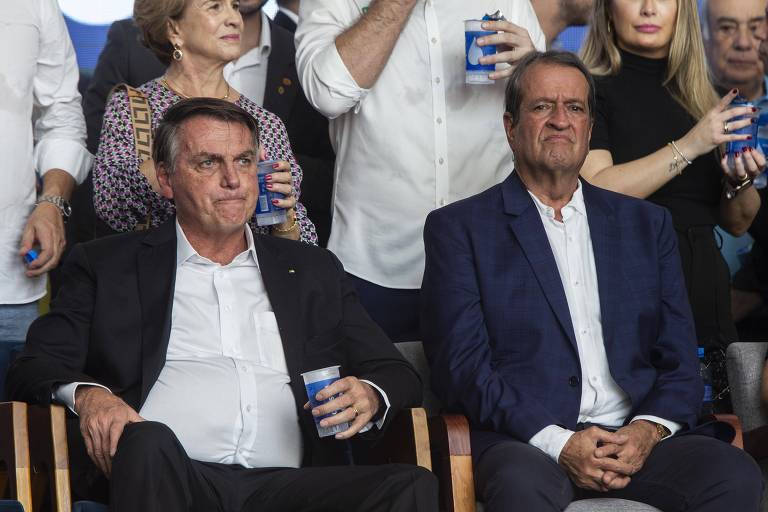 O ex-presidente Jair Bolsonaro (PL) e o presidente do PL, Valdemar Costa Neto, participam de evento na Alesp (Assembleia Legislativa do Estado de São Paulo). Ambos vestem terno e estão sentados. 