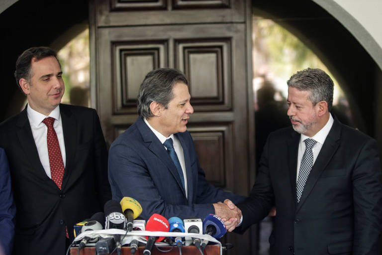 Presidentes do Senado, Rodrigo Pacheco (PSD-MG), e da Câmara, Arthur Lira (PP-AL), ao lado do ministro Fernando Haddad