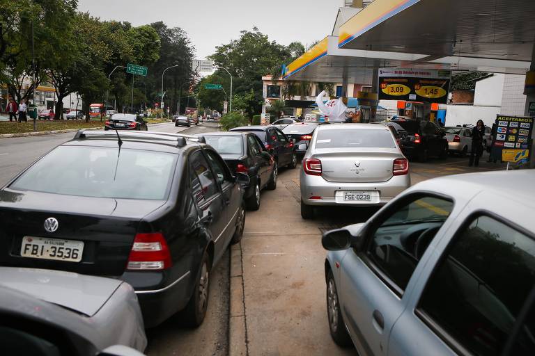 Posto na avenida Sumaré, na zona oeste de São Paulo, vendeu combustível sem impostos e mais barato na 11ª edição do Dia da Liberdade de Impostos em 2015. Carros fizeram fila na posto de Bandeira Ipiranga.