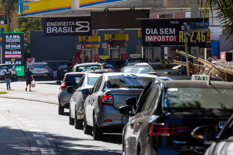 Fila de carros em posto na avenida Sumaré, em São Paulo