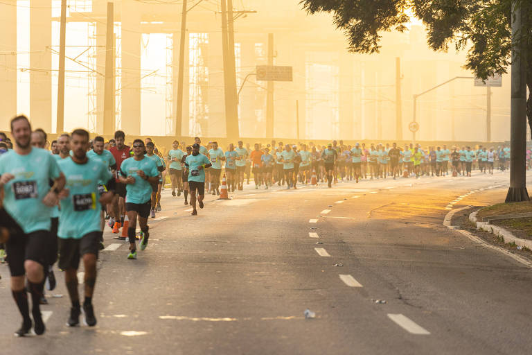 Maratona de rua realizada na Marginal Pinheiros, em São Paulo