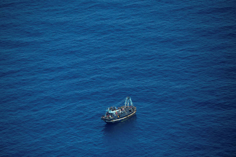 Barco com 500 imigrantes desaparece no mar Mediterrâneo
