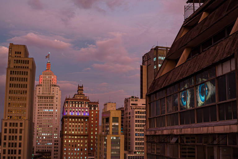 Os olhos da intervenção urbana "Olhos nos Olhos - Janelas da Alma" piscam por ondas de rádio, e fazem parecem que os prédios de São Paulo se conversam durante a noite