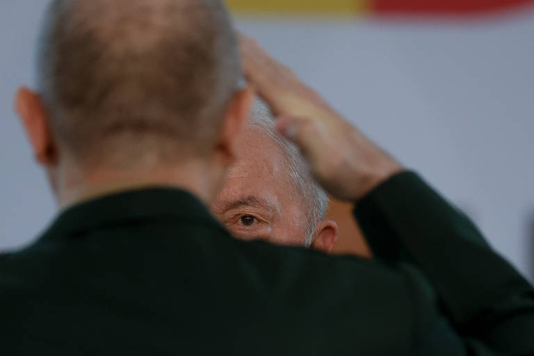 O presidente Lula observa continência de militares durante cerimônia de apresentação dos novos oficiais-generais , em Brasília