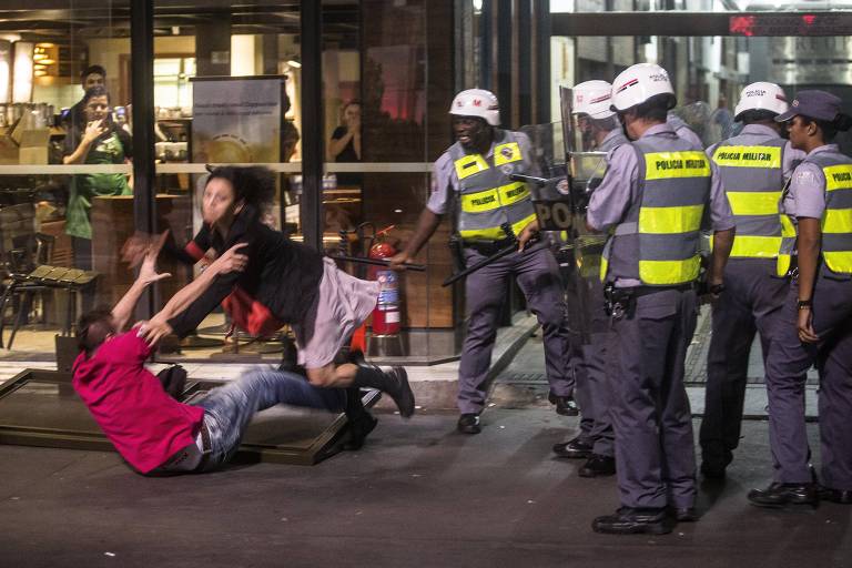 Casal é agredido pela Polícia Militar na avenida Paulista