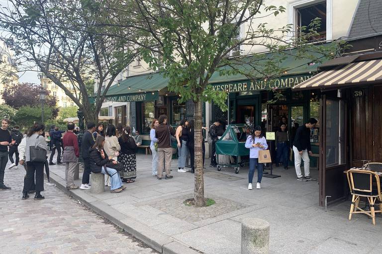 A fila na porta da atual Shakespeare & Company, na rue de la Bûcherie