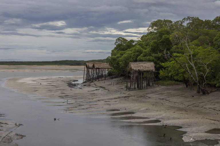 Ranchos utilizados por pescadores na comunidade Vila dos Pescadores, próximo à praia de Ajuruteua, no município de Bragança, na costa paraense