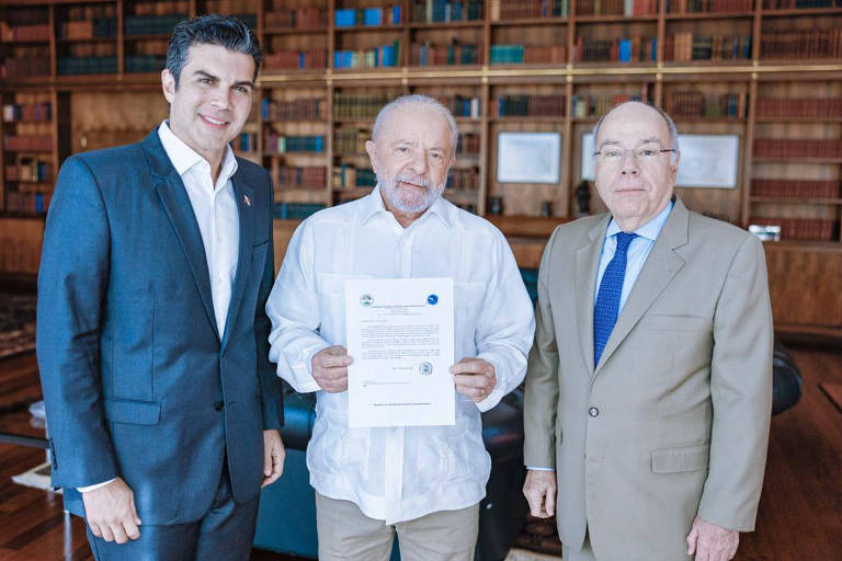 O governador do Pará, Helder Barbalho (esq), ao lado do presidente Lula e do ministro das Relações Exteriores, Mauro Vieira (dir.)