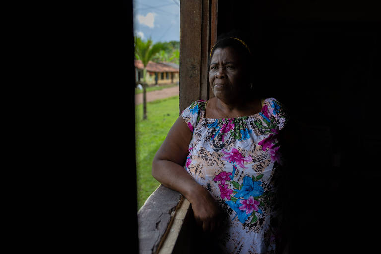 mulher olha paisagem de sua janela