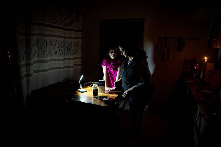 Mãe e filha durante corte de energia em Frankfort, na região sul-africana de Mafube  
