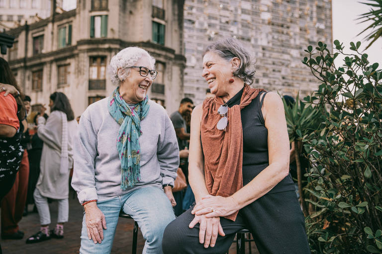 Thereza Verde, 69, paisagista e Liliana Navarro, 62, historiadora, no bar 'Balsa', na região central de São Paulo