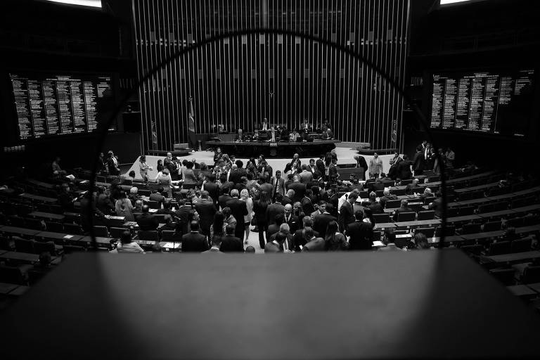 Foto panorâmica do plenário da Câmara dos Deputados em Brasília mostra à distância um grande número de parlamentares de pé durante uma votação