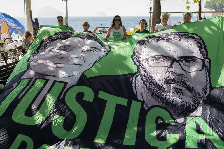 Ato em Copacabana, no Rio, em homenagem a Bruno Pereira e Dom Phillips, mortos em hunho de 2022 no Vale do Javari