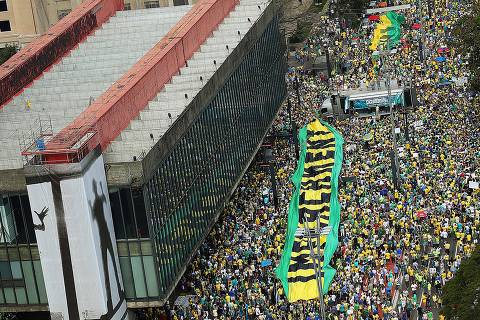 SÃO PAULO, SP, BRASIL, 16.08.2015: PROTESTOS-DILMA - Protesto contra o governo da presidente Dilma Rousseff (PT), na avenida Paulista, em São Paulo (SP). Ato organizado pelos movimentos MBL (Movimento Brasil Livre). Vem Pra Rua, Revoltados online e Juntos. (Foto: Jorge Araújo/Folhapress)