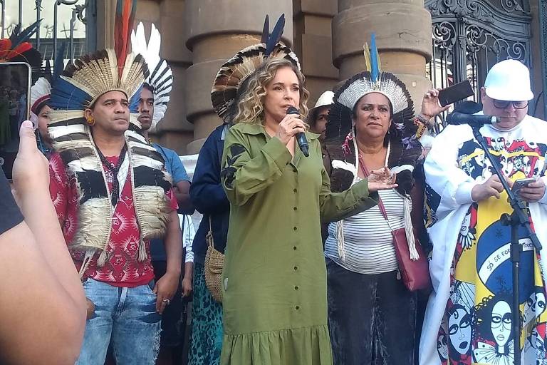 Vídeo: Daniela Mercury participa de cerimônia no Planalto