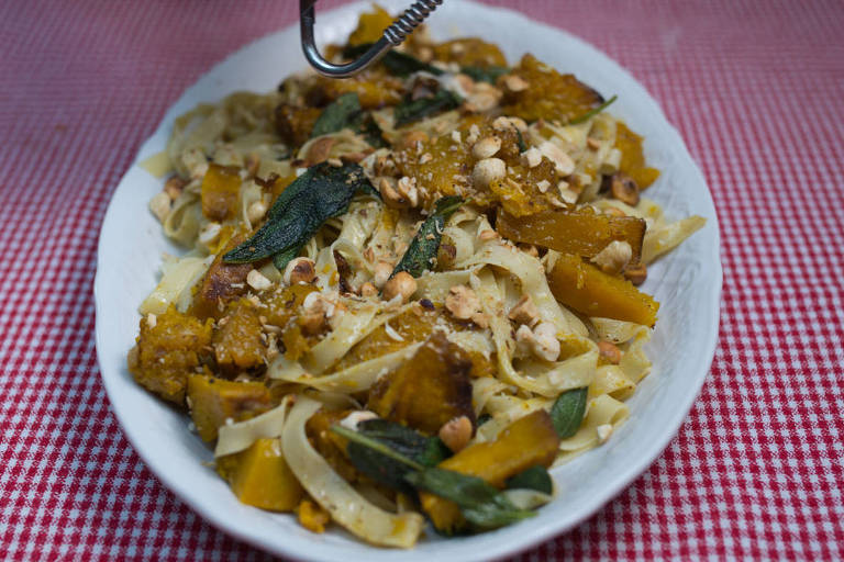 Aprenda a fazer macarrão tagliatelle com abóbora para o Dia dos Namorados