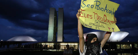 BRASÍLIA, DF, BRASIL, 17-06-2013: Manifestante levanta cartaz, durante manifestação contra corrupção, no Congresso Nacional, em Brasília (DF). (Foto: Pedro Ladeira/Folhapress, PODER)